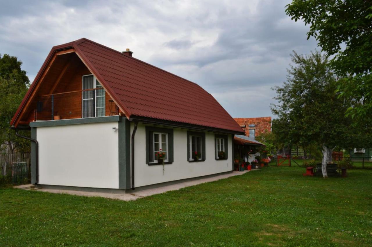 Gospić Village House Flowerside מראה חיצוני תמונה
